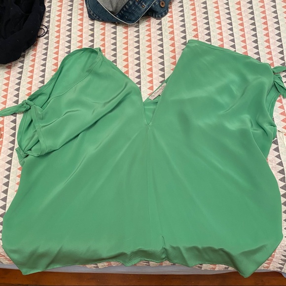 Silk cold shoulder blouse green NWT - Picture 4 of 5